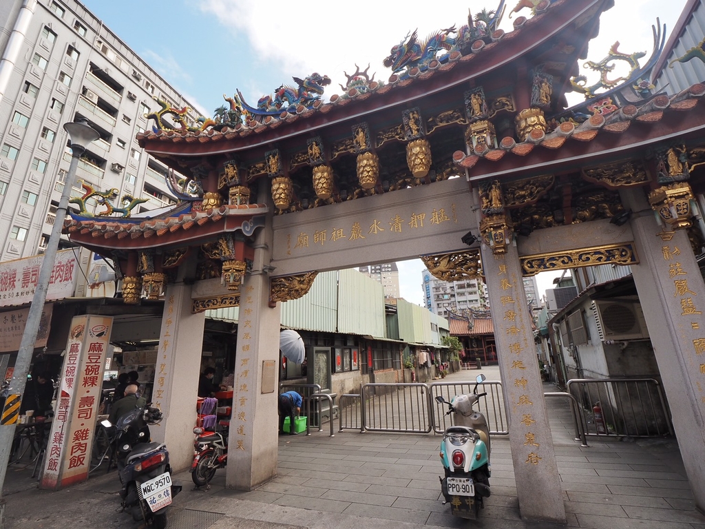 「捷運：龍山寺站」一甲子餐飲 - 祖師廟焢肉飯、刈包