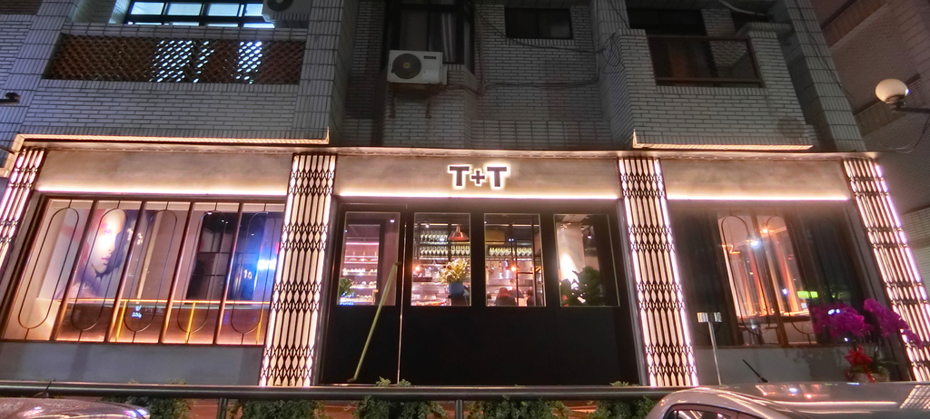 「捷運：台北小巨蛋站」T+T