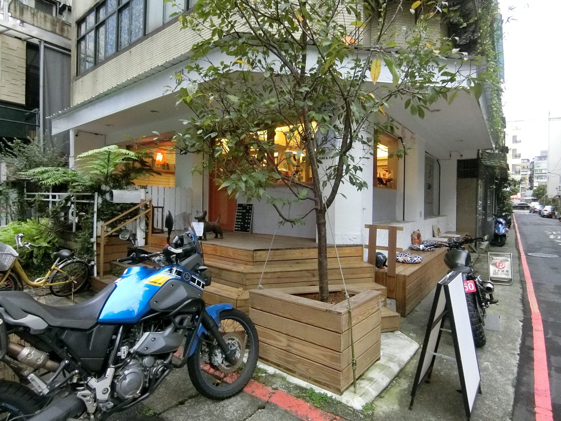 「捷運：大安站」FURO &amp; FLY coffee shop  台北最強 肉桂捲