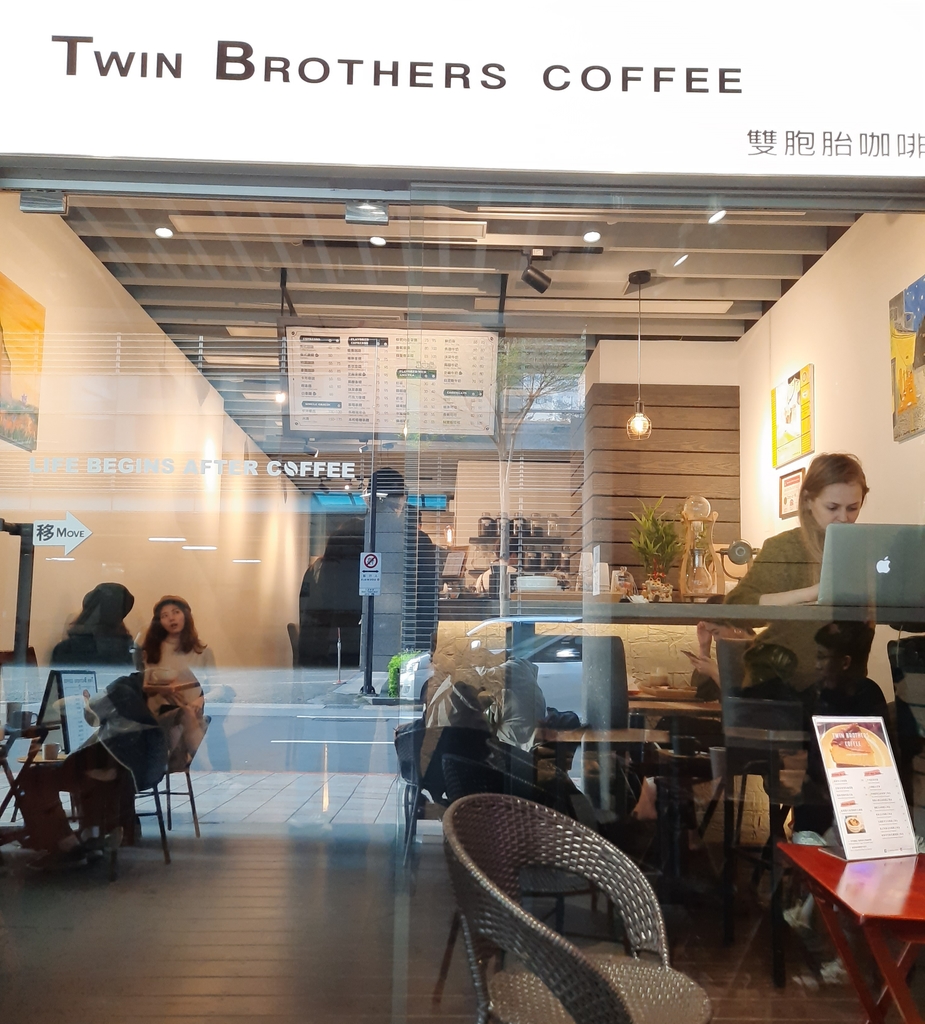 「捷運：台北車站」Twin Brothers Coffee-肉桂捲